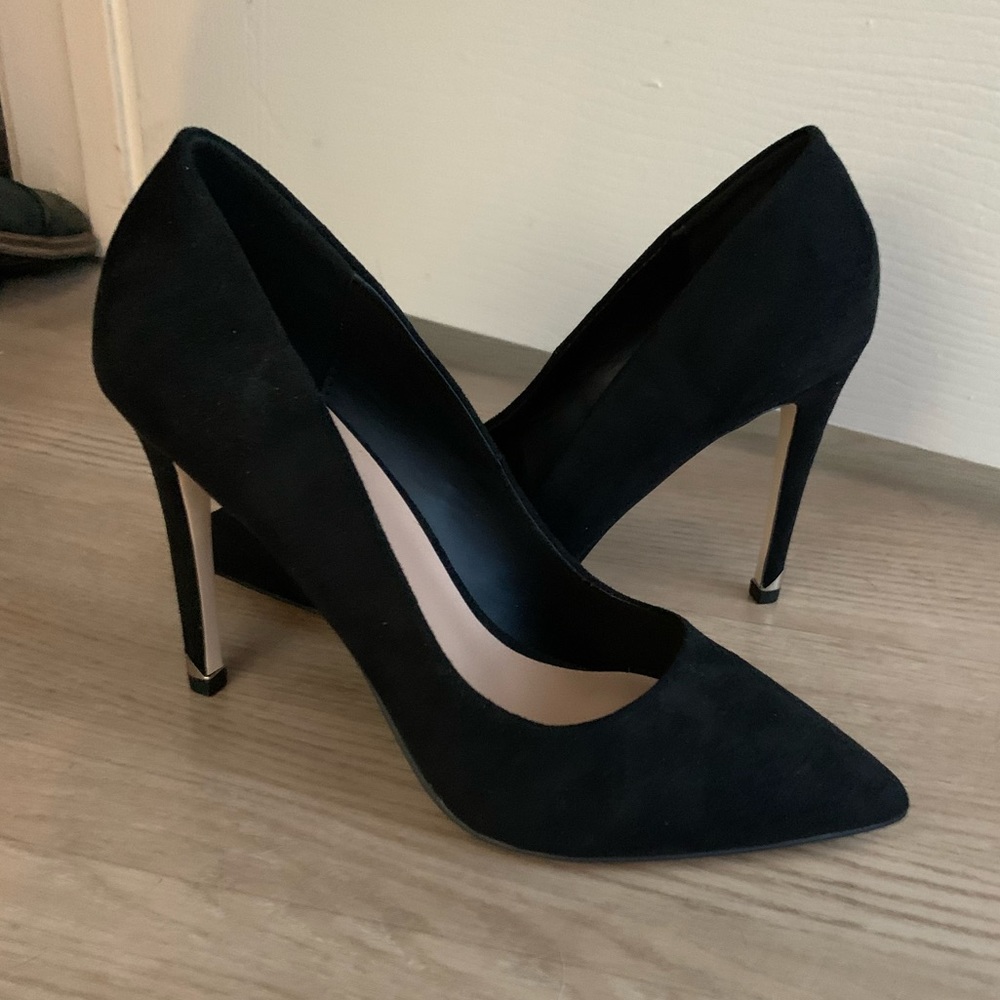 Black suede pointed toe heel